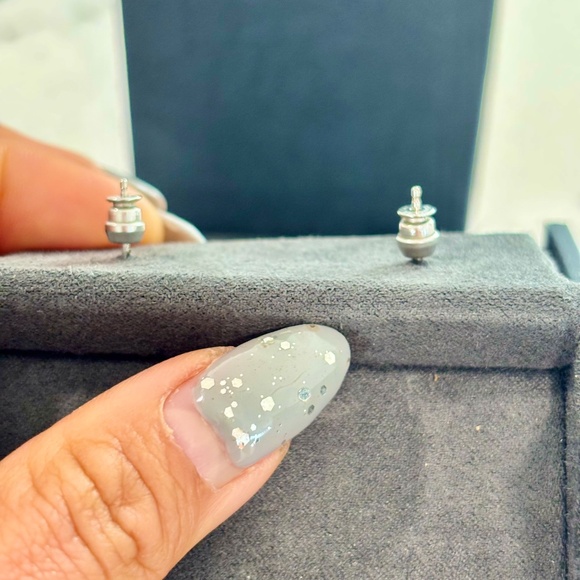 David Yurman Petite Albion Stud Earrings - Picture 7 of 9